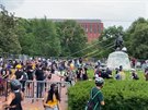 Demonstranti chtli strhnout sochu Andrewa Jacksona ped Bílým domem. Policie...