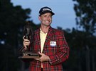 Americký golfista Webb Simpson s trofejí pro vítze turnaje v Hilton Head