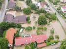 Hasiský dron natoil zaplavené silnice, dvorky a domy v Dolní Rovni na...