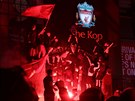 PYRO. Fanouci Liverpoolu pi oslavách mistrovského titulu ped stadionem...