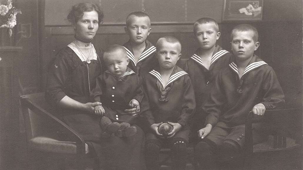 Matka Elisabeth Morcheová na snímku se svými mladými syny