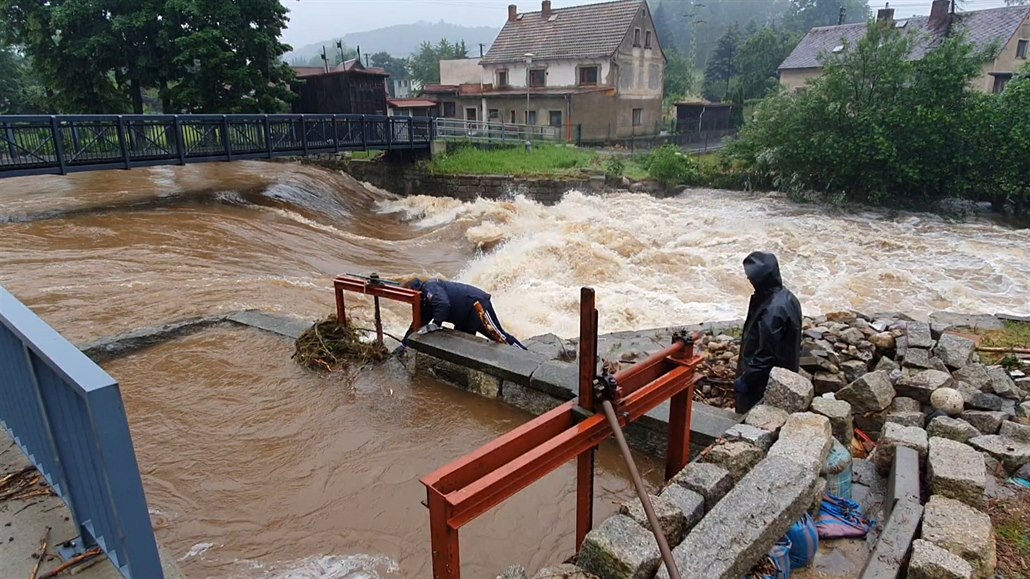Celodenní déšť zvedl hladiny řek. Záplavy si vyžádaly první oběť - iDNES.cz