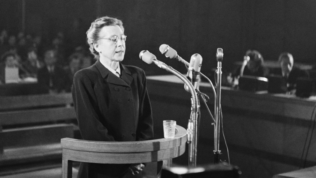 Milada Horáková před Státním soudem v první den procesu. (31. května 1950)