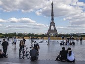 Lidé na náměstí Trocadéro s výhledem na Eiffelovu věž. (16. června 2020)