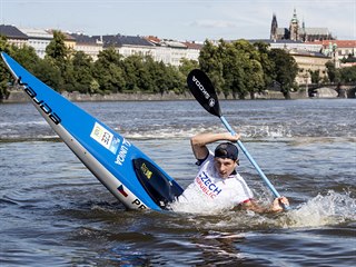 Kajakář Jiří Prskavec při představení části tokijské olympijské kolekce...