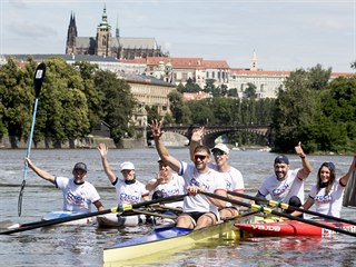 Čeští reprezentanti při představení části tokijské olympijské kolekce oblečení...