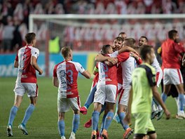 TITUL JE NÁ. Fotbalisté Slavie se radují po zápase s Plzní.