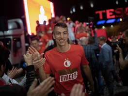 Slávistický útoník Petar Musa si plácá s fanouky pi oslavách titulu.