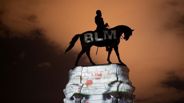 Oslavy v�ro�� konce otroctv� ve m�st� Richmond ve Virginii. Aktivist� na sochu konfedera�n�ho gener�la Roberta E. Leeho prom�tli zkratku hnut� Black Lives Matter (18. �ervna 2020)