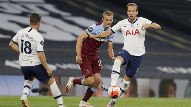 Harry Kane z Tottenhamu zpracovv m, sleduje ho Tom Souek z West Hamu.