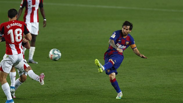 Lionel Messi z Barcelony zkou pekonat obranu Bilbaa.