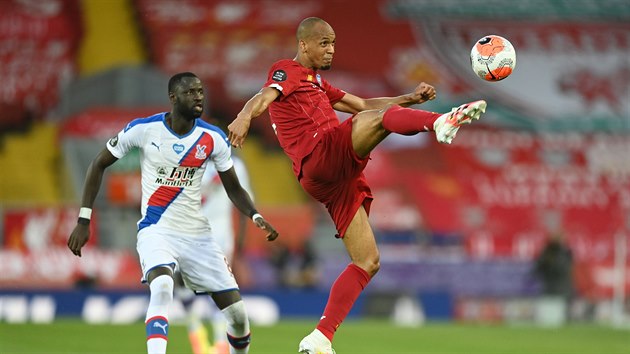 M odehrv Fabinho z Liverpoolu, sleduje ho Cheikhou Kouyate z Crystal Palace.