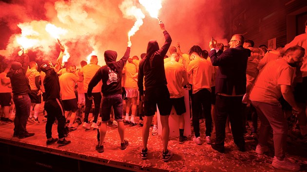 Slvistit fanouci oslavuj titul ve spolenosti klubovho fa Jaroslava Tvrdka.