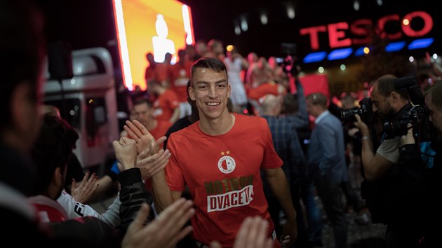 Slávistický útočník Petar Musa si plácá s fanoušky při oslavách titulu.