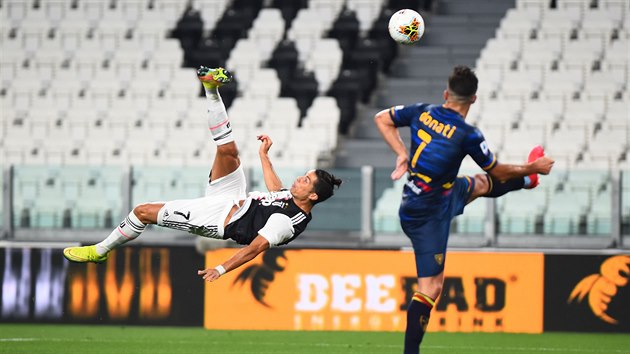 Cristiano Ronaldo z Juventusu a jeho pardn nky v utkn proti  Lecce.
