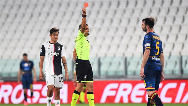 Fabio Lucioni z Lecce dostal ervenou kartu v utkn na hiti Juventusu.