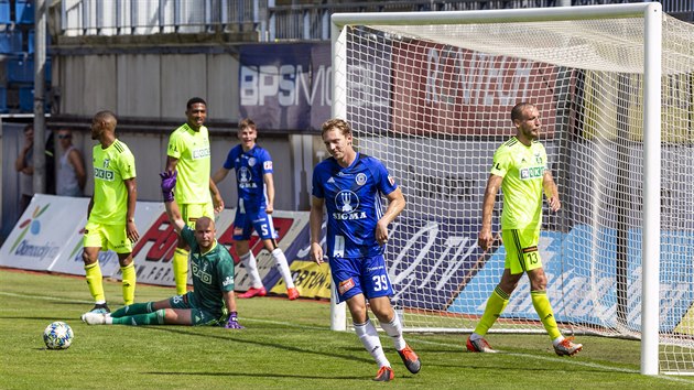 Luk Juli (uprosted) z Olomouce po vstelen druhho glu do branky Karvin, vpravo Martin indel (. 13).