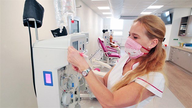 Zdravotn� sestra Jana Hedarov� p�ipravuje odb�rovou techniku.