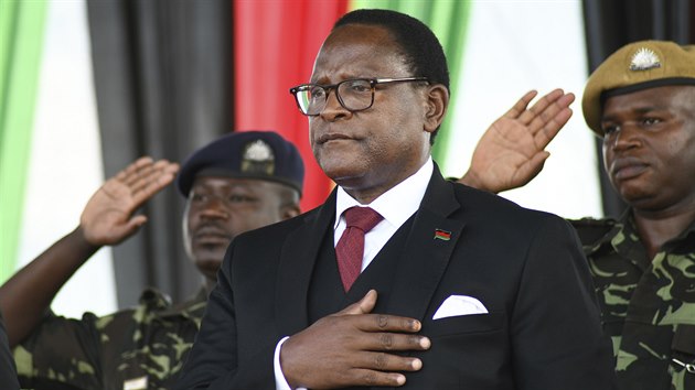 Nově zvolený prezident Malawi Lazarus Chakwera skládá přísahu. (28. června 2020)
