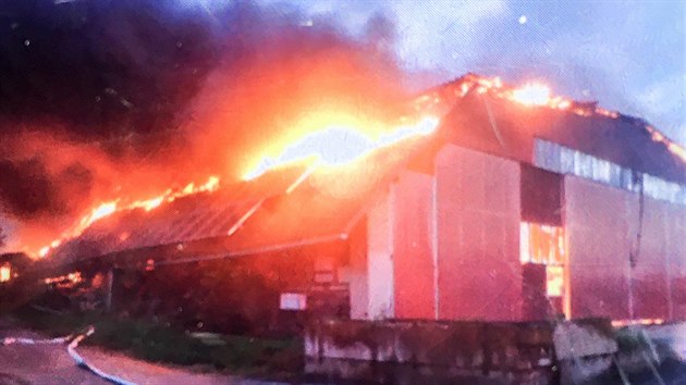 Na Bruntálsku hořel zemědělský objekt (27. června 2020).