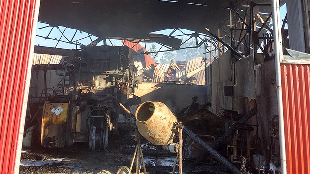 Na Brunt�lsku ho�el zem�d�lsk� objekt (27. �ervna 2020).