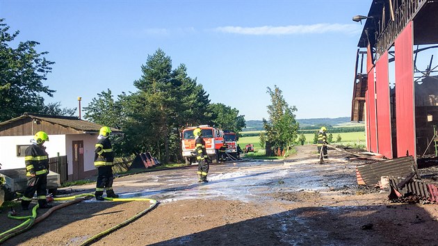 Na Bruntálsku hořel zemědělský objekt (27. června 2020).