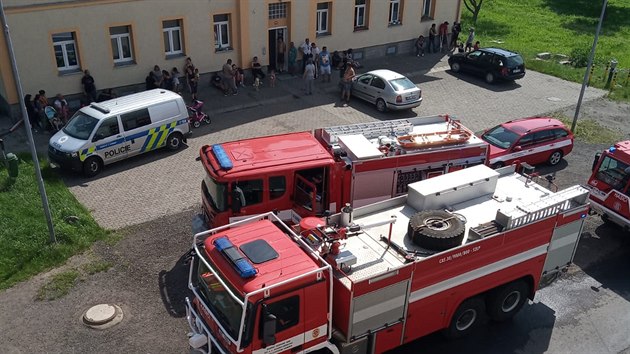 Kvli poru bytu v Prunov, sti Kadan, hasii evakuovali osmnct lid (27. ervna 2020).