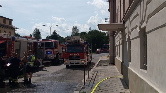 Kvli poru bytu v Prunov, sti Kadan, hasii evakuovali osmnct lid (27. ervna 2020).