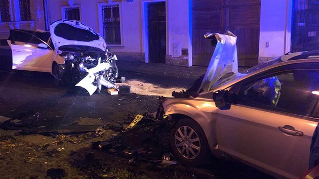 Ti zrann si vydala nehoda dvou aut v noci na nedli v Teplicch (28. ervna 2020).