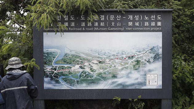 Mu prochz kolem mapy, na n je znzornna hranice mezi severokorejskm a jihokorejskm mstem. (24. ervna 2020)