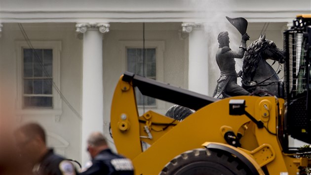 Demonstranti se ped Blm domem pokusili svrhnout sochu prezidenta Andrewa Jacksona. (23. ervna 2020)