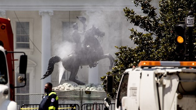 Demonstranti se ped Blm domem pokusili svrhnout sochu prezidenta Andrewa Jacksona. (23. ervna 2020)