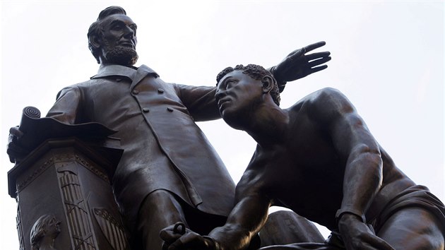 Socha prezidenta Abrahama Lincolna, u jeho nohou kle otrok v Bostonu.