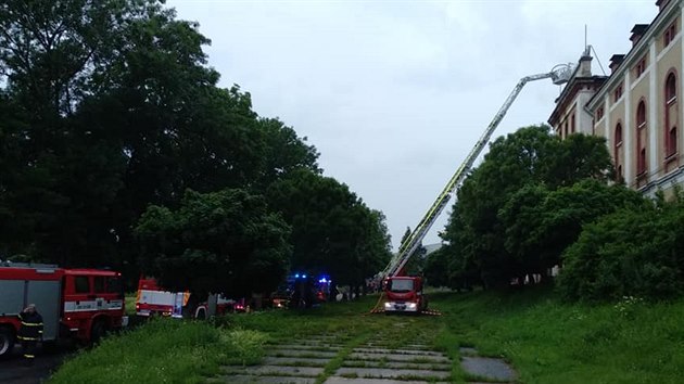 Zásah hasičů při požáru pivovaru ve Vratislavicích nad Nisou. (29. června 2020)