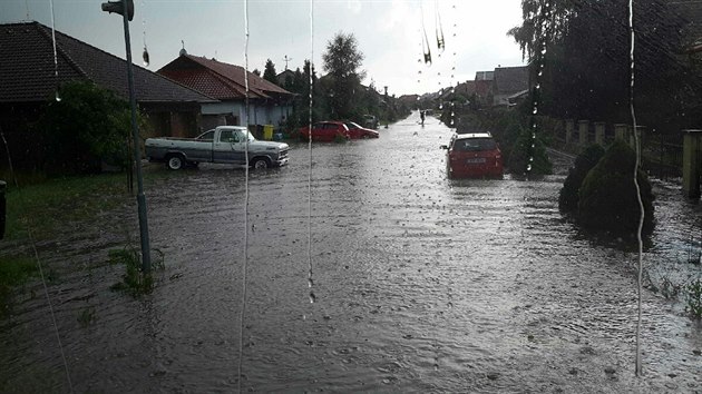 Voda po veern bouce zaplavila v Pohoelicch ulici. (26. ervna 2020)