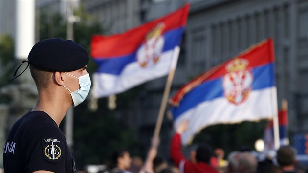 Srbov ped parlamentem protestuj proti vld prezidenta Aleksandara Vuie. (21. ervna 2020)