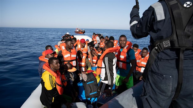 Loď německé neziskové organizace Sea-Watch zachránila skupinu migrantů. (17. června 2020)