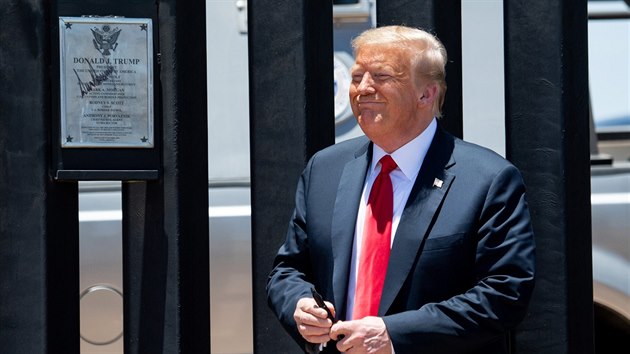 Americk prezident Donald Trump si prohldl novou st zdi na hranicch Arizony s Mexikem. (23. ervna 2020)