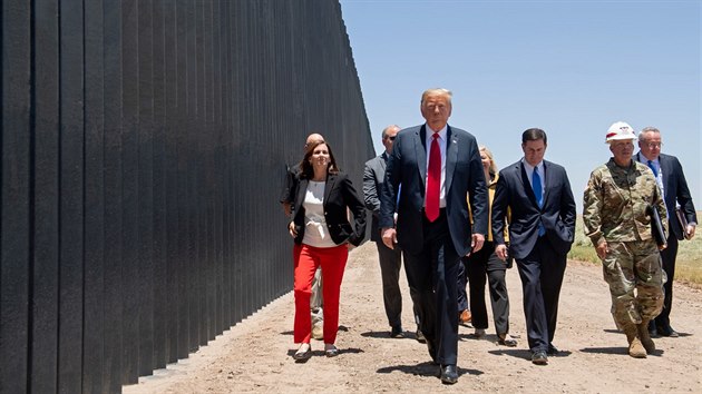 Americký prezident Donald Trump si prohlédl novou část zdi na hranicích Arizony s Mexikem. (23. června 2020)