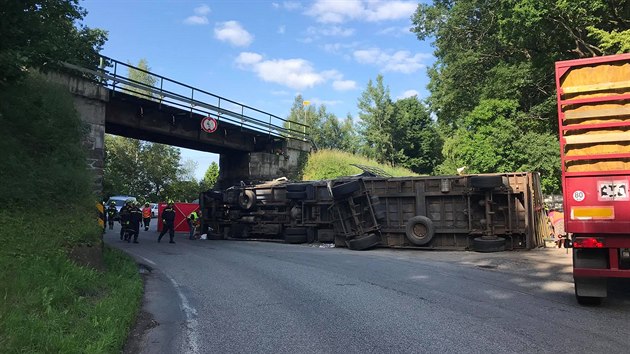 Kamion narazil v úterý 23. června do viaduktu u Chýnova. Řidič i spolujezdec na místě zemřeli.