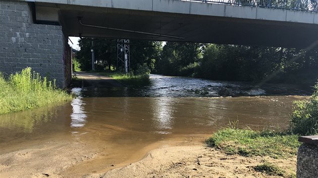 Rozvodn�n� �eka Mal�e v obci Roudn� u �esk�ch Bud�jovic, kdy na n� platil prvn� povod�ov� stupe�. (22. �ervna 2020)