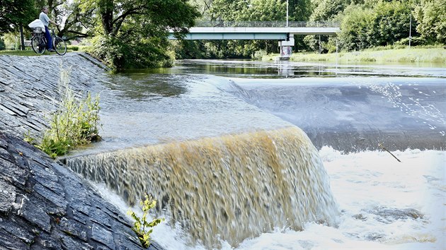 Rozvodněná řeka Malše na Malém jezu v Českých Budějovicích (22. června 2020)