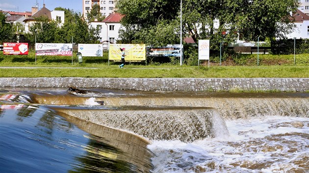 Rozvodněná řeka Malše na Malém jezu v Českých Budějovicích (22. června 2020)