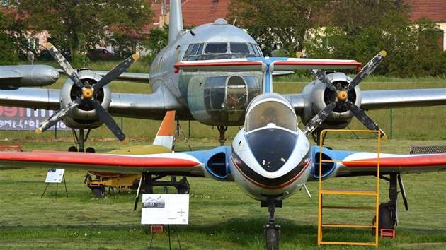 Letecké muzeum v Kunovicích. Vpředu vidíme usmívající se první exponát tohoto muzea Aero L-29A Delfin Akrobat, vzadu pyšně stojí fotogrametrická Avia Av-14FG a mezi nimi ostýchavě vykukuje vlečný terč Letov KT-04. Zleva pak do snímku drze zasahuje jedna ze dvou doutníkových palivových nádrží umístěných na koncích křídla transportní Avie Av-14T.