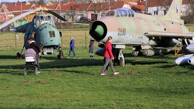 Leteck muzeum v Kunovicch disponuje su sedmikou i ve dvoumstn cvin verzi, vlevo pak vidme vrtulnk Mil Mi-4.