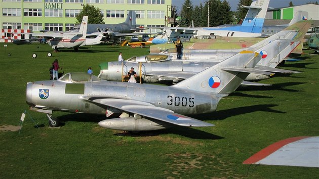 Pětkrát roura a za nimi jeden z prototypů největšího letounu domácí konstrukce Let L-610 (Letecké muzeum v Kunovicích)