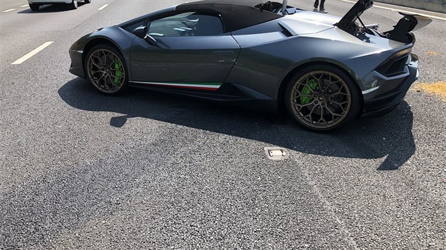 Nabourané Lamborghini Hurácan si majitel právě odvážel ze showroomu.