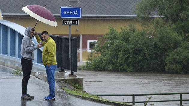 Det zvedly hladiny Smd a asnice na Frdlantsku. Snmek je ze sobotnho rna, kdy se voda vylila na silnice a zaplavila nkter sklepy v oblasti Viov a ernous (20. ervna 2020).