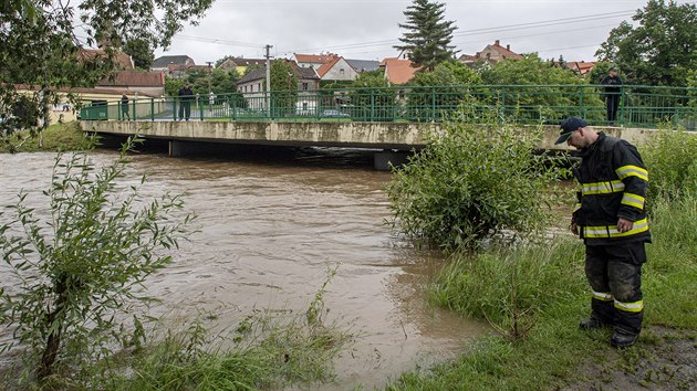 Stav ohrožení začal opět platit ráno na říčce Novohradka v obci Luže na Chrudimsku. (21. června 2020)