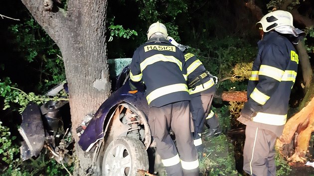 Náraz auta do stromu u Mochova si vyžádal dva lidské životy (20. června 2020)